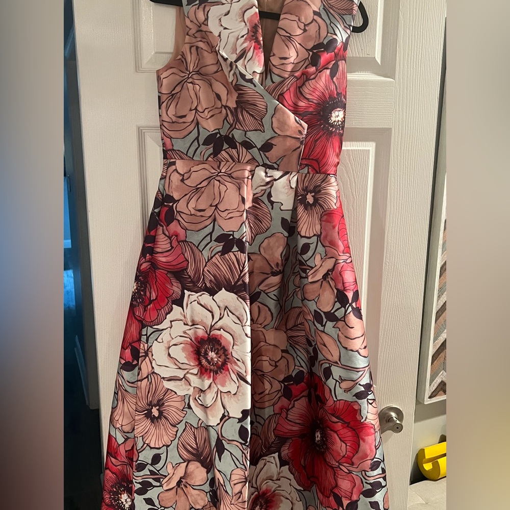 Elegant Floral midi dress with pockets